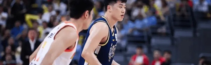 张皓嘉终暴走！末节打四号位统治攻守，可取代杜润旺，退场时哭了|广东|比赛|球迷|CBA|球员_新浪体育_新浪新闻