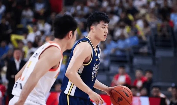 张皓嘉终暴走！末节打四号位统治攻守，可取代杜润旺，退场时哭了|广东|比赛|球迷|CBA|球员_新浪体育_新浪新闻