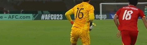 开元棋牌官网-真出名了！李昊赛后获越南教练摸头点赞：越南球迷呼吁给他立碑