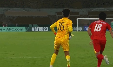 开元棋牌官网-真出名了！李昊赛后获越南教练摸头点赞：越南球迷呼吁给他立碑